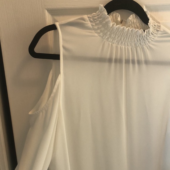 Gorgeous Cold shoulder blouse - Picture 2 of 6